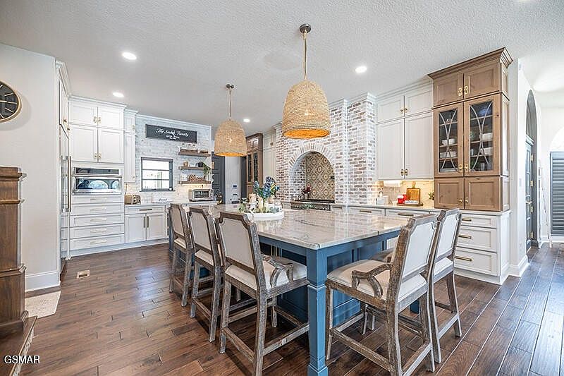 An interior featured in the 8719 Inlet Drive property story